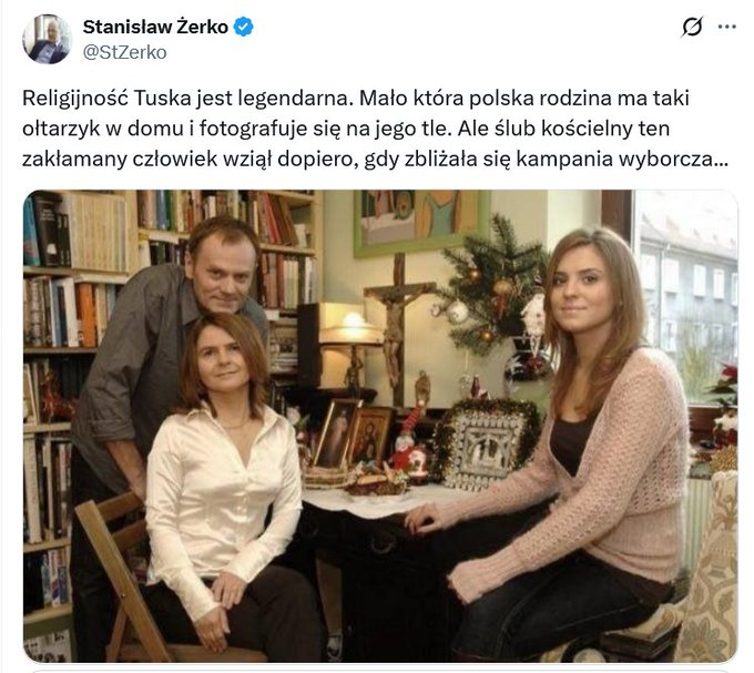 Premier_Tusk_z_ołtarzykiem.png